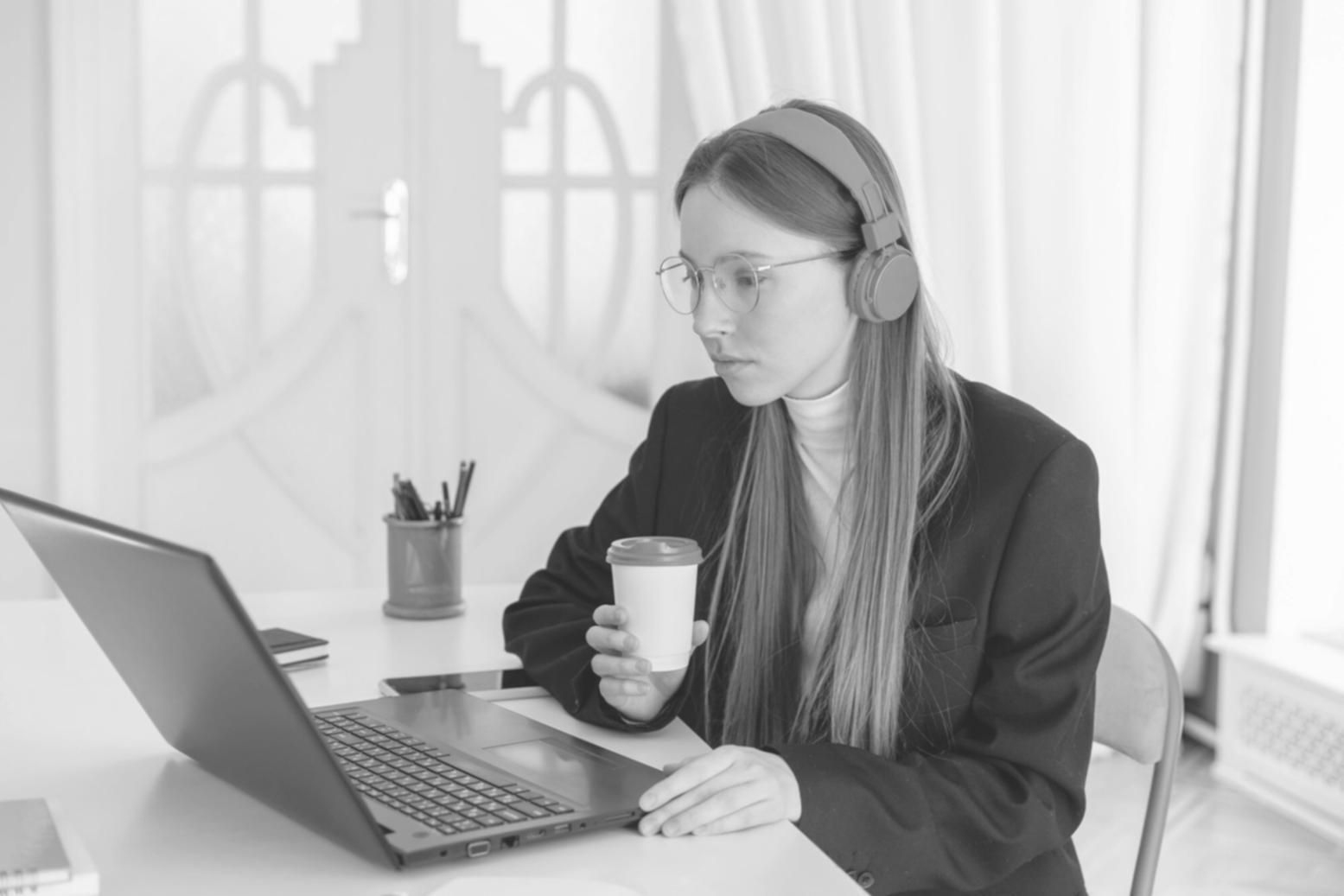 Estudiante participando en sesión online de educación financiera