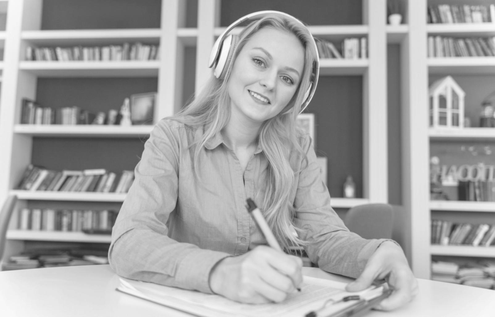 Workspace con calculadora, documentos y gráficos financieros organizados