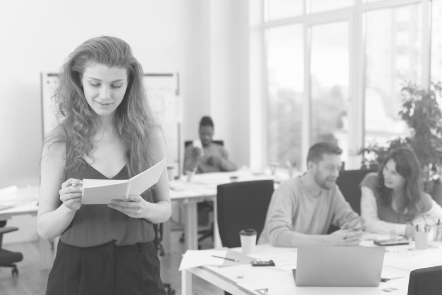 Estudiantes aprendiendo conceptos financieros básicos