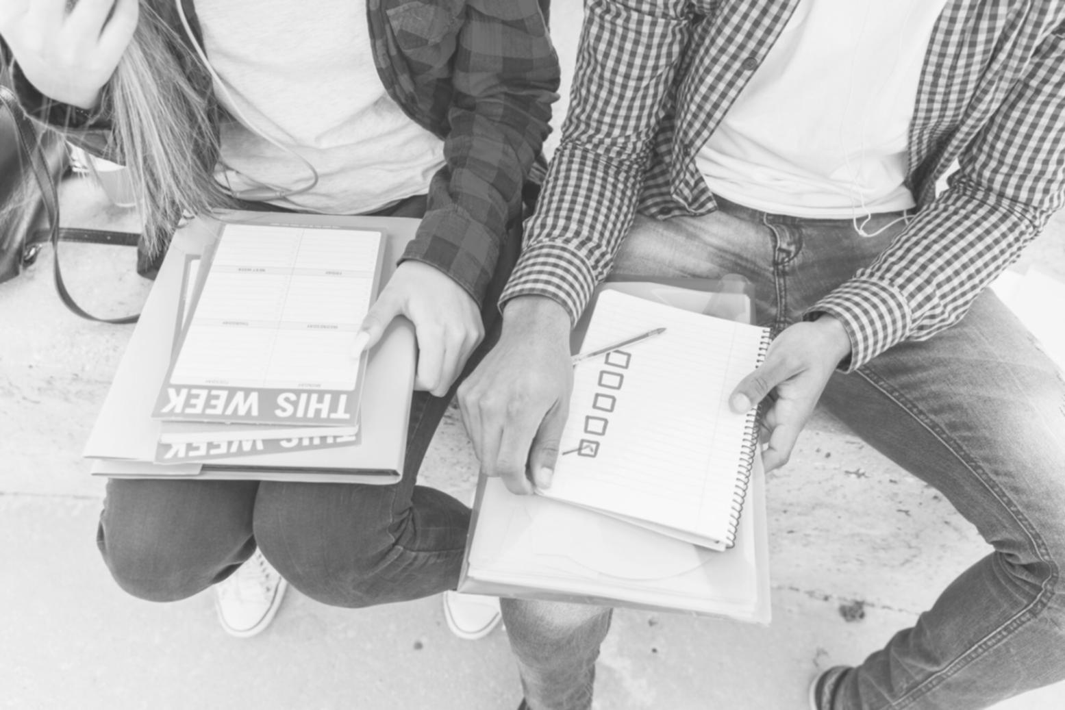 Mesa de trabajo con documentos financieros organizados y herramientas de planificación